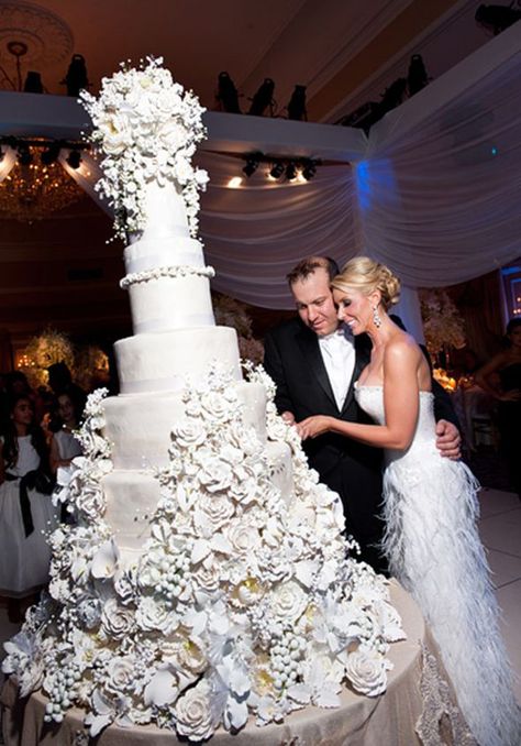 10 of Pinterest's Most OTT Floral Wedding Cakes Best Wedding Cakes, Extravagant Wedding Cakes, Grace Ormonde Wedding Style, Oheka Castle, Extravagant Wedding, Floral Wedding Cakes, Amazing Wedding Cakes, Long Island Wedding, Gorgeous Wedding Cake