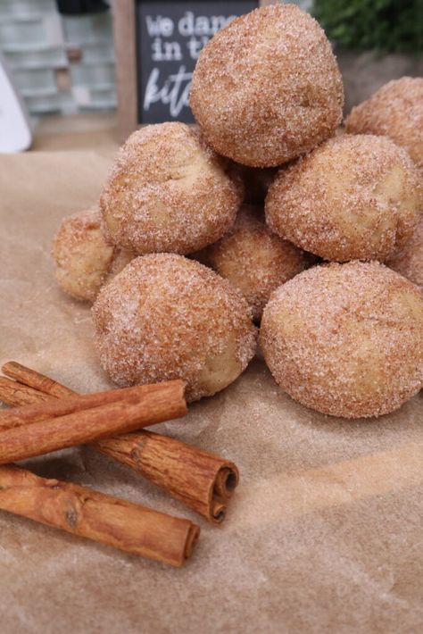 Greek Yogurt Cinnamon Protein Donut Holes Protein Donut Holes, Keto Donut Holes, Protein Donut Recipe, High Protein Donuts, Protein Greek Yogurt, Protein Cinnamon Rolls, Protein Donuts Recipe, Pumpkin Donut Holes, Keto Protein Powder