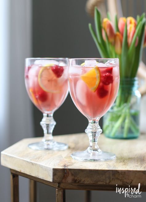 Sangria Rosé | the BEST #spring #cocktail - love this #sangria recipe Rose Cocktail Recipes, Best Sangria Recipe, Rose Sangria, Sangria Recipe, Soda Water, Summer Cocktail Recipes, Sangria Recipes, Alcohol Recipes, Summer Cocktails