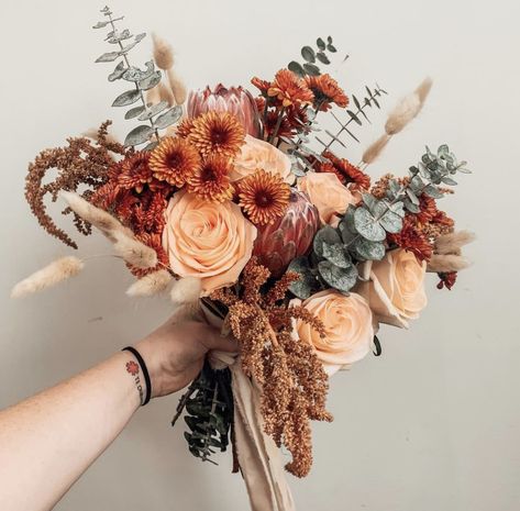 Fall Dried Wedding Bouquets, Engagement Drinks, Rust Flower Bouquet, Fall Western Bouquet, Rust Boho Bridal Bouquet, Rust Dried Flower Bouquet, Country Wedding Pictures, Queens Wedding, Cascading Bouquet