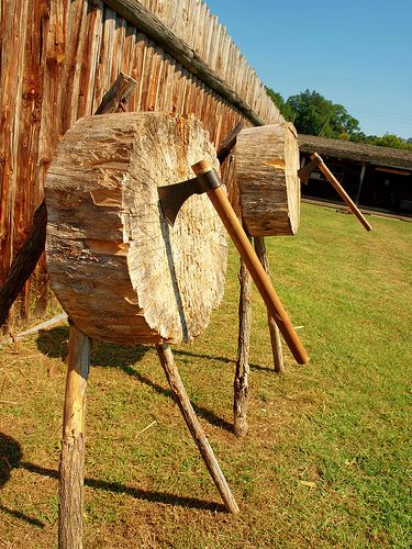 Ax Throwing Aesthetic, Ax Throwing Backyard, Ax Throwing Target Diy, Ax Throwing, Outside Games, Medieval Party, All Crafts, Diy Projects Gifts, Barn Parties