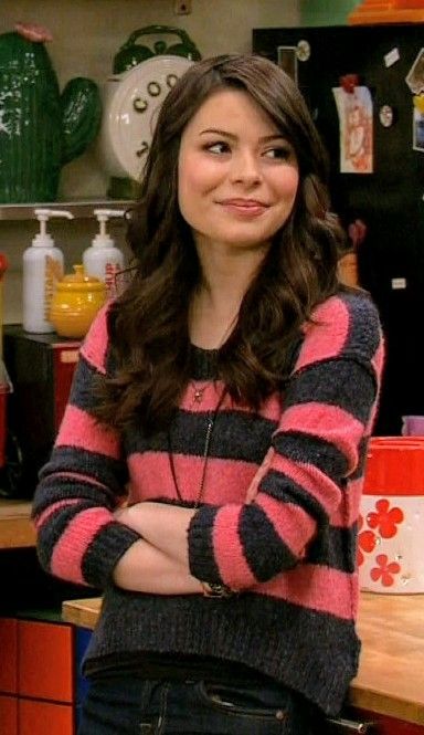 Nickelodeon Outfits, Icarly Carly, Miranda Cosgrove Icarly, Carly Shay, Amy Sherman Palladino, Tori Vega, Wardrobe Architect, Brenda Song, Early 2000s Fashion