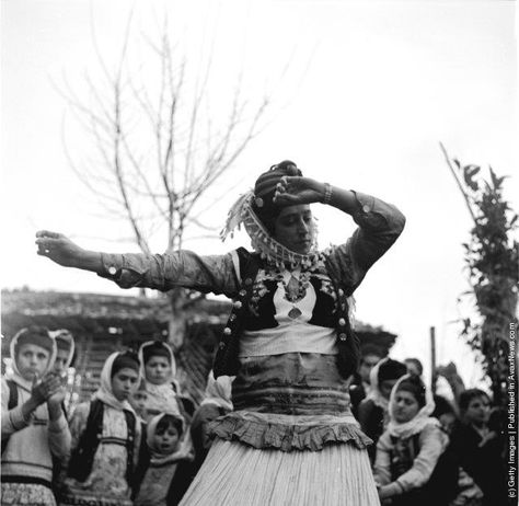 Ghasem Abadi dance ( 60 years ago ) Iranian Clothes, Persian Dance, Persian Rice, Persian Women, Dark History, Sky Anime, Persian Fashion, Persian Culture, Iranian Women