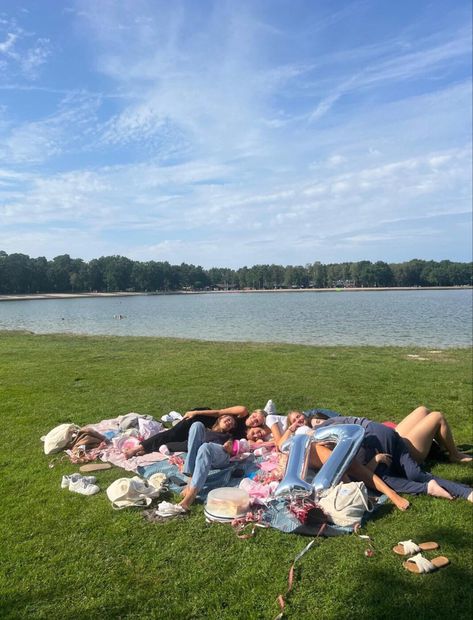 #friends #lake #birthday Lake Birthday Party, Lake Birthday, Float Your Boat, Birthday Brunch, Chilling With Friends, 16th Birthday, Birthday Girl, Sweet 16, Girl Birthday