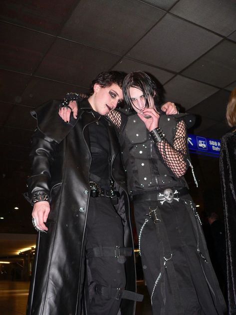 Mallgoth | Aesthetics Wiki | Fandom Fashion For Guys, 90s Mall Goth, 2000s Goth, Gothic Hair, Goth Outfit Ideas, Goth Bands, Goth Subculture, Goth Boy, Goth Look