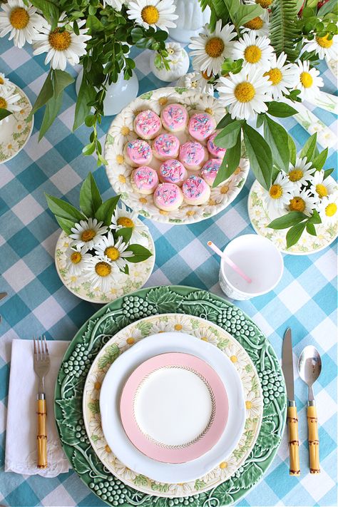 DAISY, DAISY... OUTDOOR SUMMER TABLESCAPE - Dimples and Tangles Bloom Party, Dimples And Tangles, Banquet Centerpieces, Tablescapes Summer, Summer Table Decorations, Summer Table Settings, Summer Tablescapes, Gingham Tablecloth, Daisy Daisy