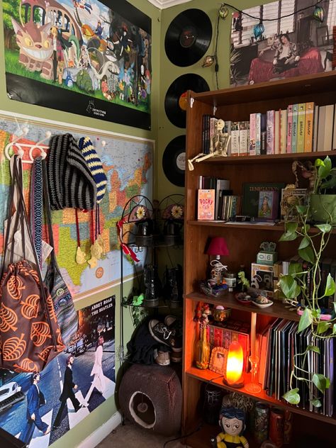 Maximalist Bookshelf Aesthetic, Room Ideas Aesthetic Book Shelf, Organized Chaos Aesthetic, Grunge Bookshelf, Maximalist Bookshelf, Cluttered Bookshelf, Goblincore Aesthetic Room, Chaotic Room Aesthetic, Bookshelves Aesthetic