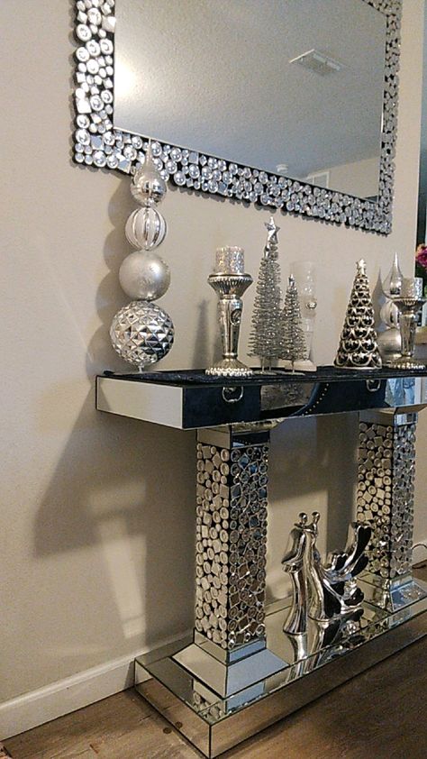 Console with Xmas Decor Styling Mirrored Console Table, Mirror Console Living Room, Console Table Ornaments, Console Christmas Decoration, Centre Table Living Room, Gold Living Room Decor, Room Color Combination, Dining Room Design Modern, Mirrored Console Table