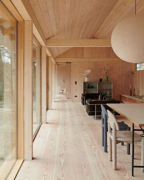 Architechtural simplicity and infinite calm by the beach | Landfolk Wood Wall Kitchen, Clt House, Luxury Houseboats, Nordic Aesthetic, Open Family Room, Minimal Lighting, Beautiful Cottages, Mountain House, Wooden House