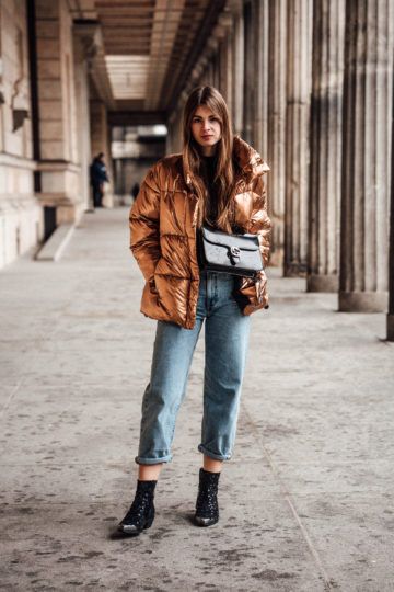 Silver Puffer Jacket Outfit, Short Puffer Jacket Outfit, Aritzia Puffer Jacket, Baggy Jeans Outfit Summer, Puffer Coat Outfit, Metallic Puffer Jacket, Silver Puffer Jacket, Baggy Jeans Outfit, Puffer Jacket Outfit