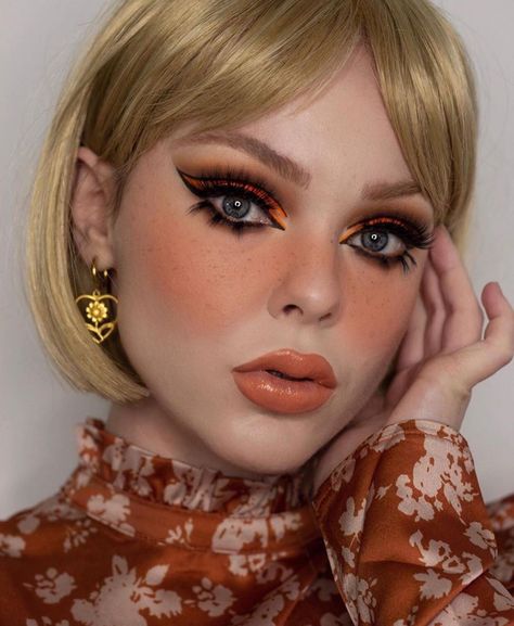 Annabelles Wigs’s Instagram post: “We’re just really obsessed with @beatsbylizzie 🥰 look at this liner!!🧡⚡️in ‘Gracie’ ☀️ Would you wear her?💁🏼‍♀️ #annabelleswigs #aw_gracie…” 70’s Disco Makeup, 70s Makeup Look, Smokey Eye Makeup Steps, Disco Makeup, 60s Makeup, 70s Makeup, Cake Liner, Glossy Makeup, Eye Makeup Steps