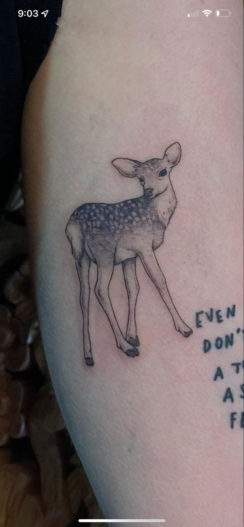 Life Is Strange Deer Tattoo, Cute Deer Tattoo, Wildlife Tattoo Women, Female Deer Tattoo, Dear Tattoos, Simple Deer Tattoo, Nanny Tattoo, Gummy Bart, Deer Tattoos For Women