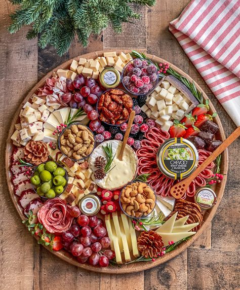 Charcuterie Pricing, Charcuterie Board Meats, Charcuterie Appetizers, Decorações Com Comidas, Party Food Buffet, Catering Ideas Food, Charcuterie Inspiration, Grazing Table, Charcuterie Platter