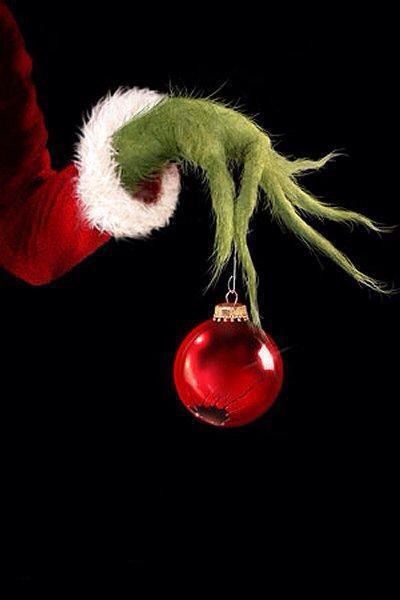 The Grinch holding a Red ornament ball Immagini Grinch, O Grinch, Le Grinch, Christmas Tablescape, 12 December, Grinch Christmas, The Grinch, Noel Christmas, Merry Little Christmas