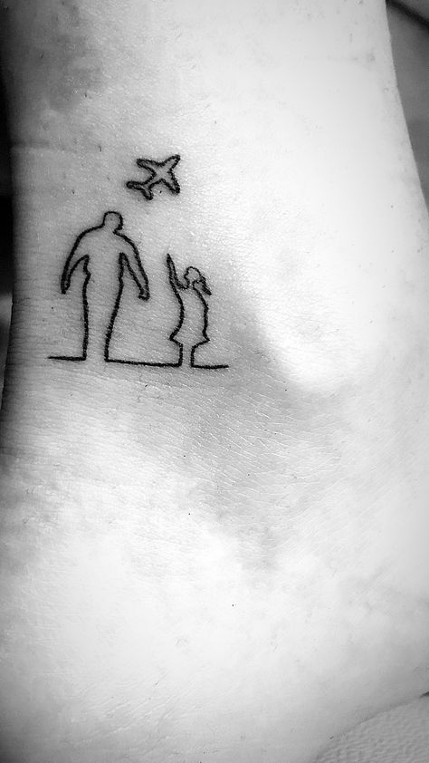 Father daughter in distance minimalist tattoo Father Daughter Tattoos Outline, Tattoo Daughter And Father, Simple Father Daughter Tattoos, Daughter And Father Tattoos, Matching Tattoos Father Daughter, Father Tattoo Ideas For Daughter, Father Tattoo Ideas, Father Daughter Tattoo