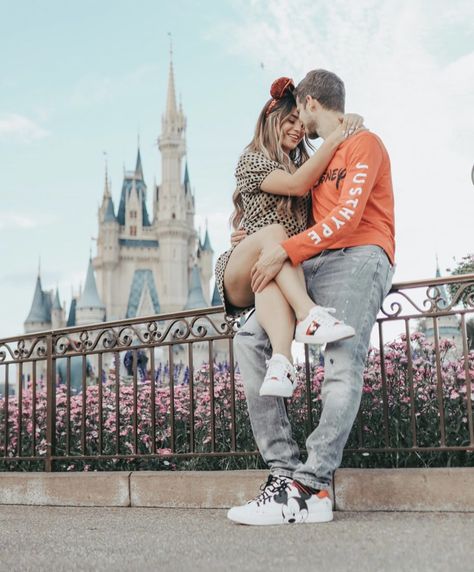 Walt Disney World Couples Pictures, Cute Couple Pics At Disney, Disney World Couple Photos, Epcot Photo Ideas Couples, Disneyland Couples Outfits, Disneyland Couples Pictures, Disney World Photo Ideas, Tennessee Outfits, Disney Poses