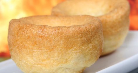 Royal chef, Jeff Baker, reveals the common error we all make when cooking yorkies How To Make Yorkshire Pudding, Dairy Free Pudding, British Pudding, Roast Beef Dinner, Yorkshire Pudding Recipes, Dairy Free Baking, Yorkshire Puddings, Baking Buns, Mince Pie