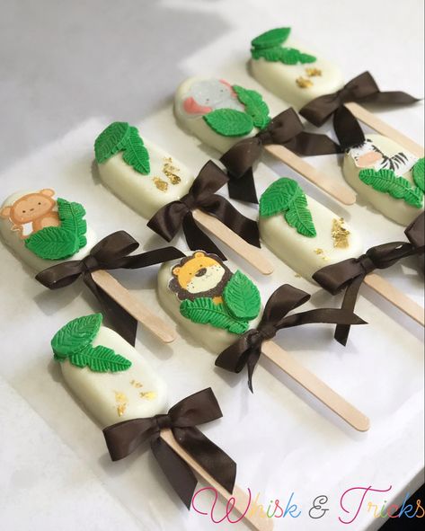 👩🏾‍🍳 Treats: Safari themed Cakesicles! 🌿 • Vanilla Sponge with confetti sprinkles filling covered with white chocolate! ✨ • Fondant decor, edible images, edible gold & bows used on these cute little treats! 🦁 Animal Themed Treats, Safari Theme Cakesicles, Safari Theme Treats Dessert Tables, Safari Chocolate Covered Strawberries, Safari Cakesicles, Jungle Cakesicles, Zoe Cake, Popsicles Cake, Safari Baby Shower Boy