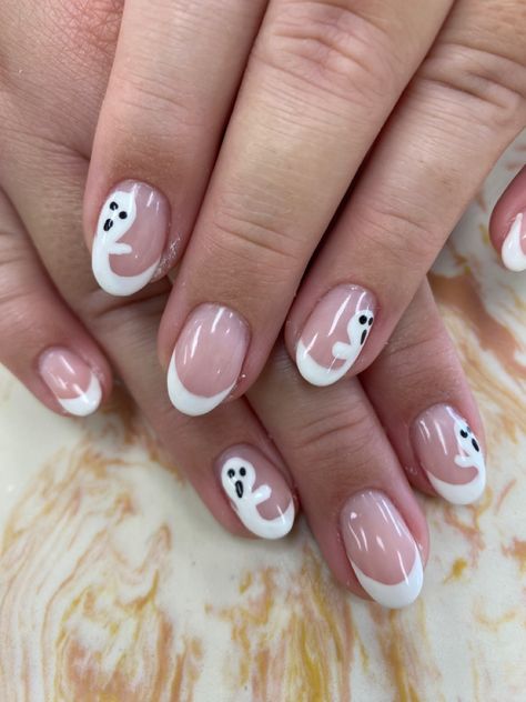 Halloween French nails French Spooky Nails, French Tip Ideas Fall, French Nails With Ghost, French Fall Tip Nails, White French Halloween Nails, French Tip Halloween, Cute Halloween French Tip Nails, Cute And Simple Halloween Nails, Fall Colored French Tip Nails