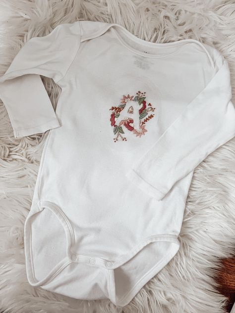 Machine Embroidered Baby Gifts, Baby Clothes Embroidery Ideas, Embroidered Onesie Girl, Baby Onesie Embroidery, Onesie Embroidery, Embroidered Baby Clothes, Onesie Pattern, Embroidered Onesie, Baby Boy Knitting Patterns