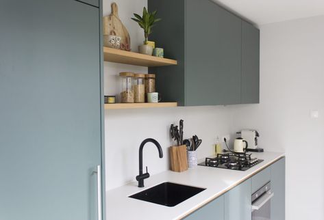 Maatwerk keuken • Haarlem - plintontwerp Small Cottage Interiors, Small Modern Kitchens, Attic Room, Diy House Renovations, Kitchen Inspiration Design, Apartment Kitchen, Kitchen Diner, Mountain Cabin, Green Kitchen