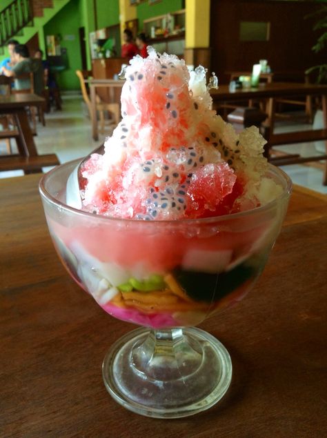 Es Campur, Resep Juice, Fruit Slush, Ice Cream Menu, Buka Puasa, Indonesian Cuisine, Thai Dessert, Drink Containers, Sweet Drinks