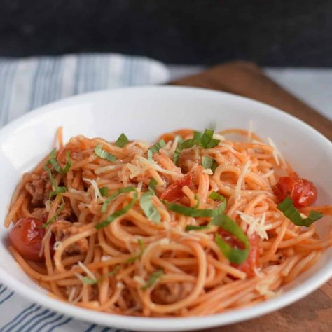 This easy Ninja Foodi spaghetti recipe is a great quick meal for those busy weeknights. Ready in under 30 minutes and packed full of flavor. If you have a pressure cooker like an instant pot, this pasta can easily be made in it! Ninja Foodi Pasta, Ninja Foodi Spaghetti, Resep Pasta, Spaghetti Dinner, Ground Italian Sausage, Spaghetti Recipe, Ground Sausage, Spaghetti Noodles, Quick Meal