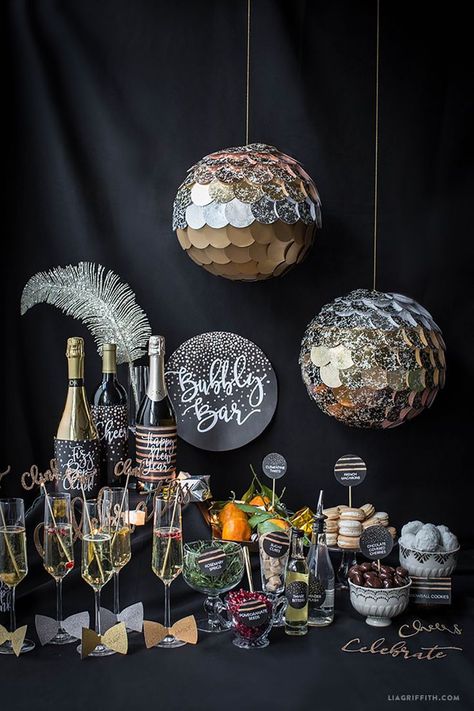 New Years Eve Table Decorations champagne bar Party Status, New Year's Eve Crafts, Happy Ideas, Deco Pastel, New Years Dinner, Bubbly Bar, Party Table Settings, Champagne Bar, New Year's Eve Celebrations