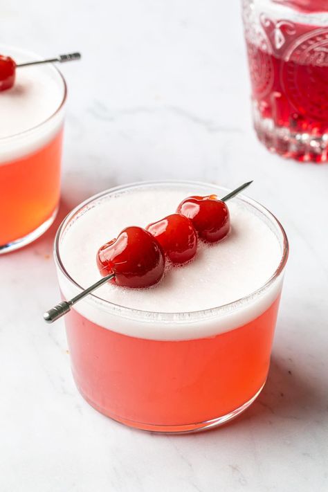 Cherry Vodka Drinks, Vodka Sour Recipe, Cherry Vodka Sour, Best Vodka Cocktails, Vodka Sour, Cherry Vodka, Cherry Cocktail, Vodka Cocktails Recipes, Cocktail Garnish