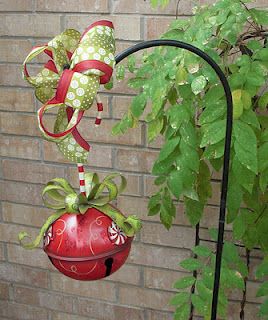 December 5, 2011Deck the Halls  http://tommiestools.blogspot.com/2011/12/deck-halls.html Christmas Porch, Noel Christmas, Christmas Deco, Outdoor Christmas Decorations, Xmas Crafts, Holiday Decor Christmas, Christmas Joy, Christmas Inspiration, Christmas Projects