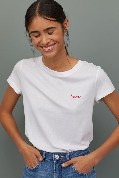 French Wardrobe, Embroidery Tshirt, White Love, Cute Shirt Designs, Shirt Design Inspiration, Aesthetic Shirts, Tee Outfit, Diy Shirt, Jersey T Shirt