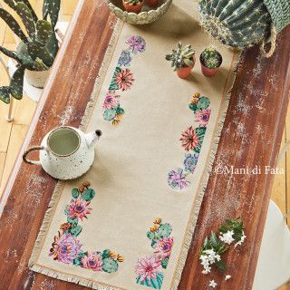 Misto lino disegnato per runner da tavola da fare a punto croce e schema disposizione colori Table Cloth, Decorative Tray, Cactus, Cross Stitch, In Italy, Italy, Home Decor, Home Décor, Tela