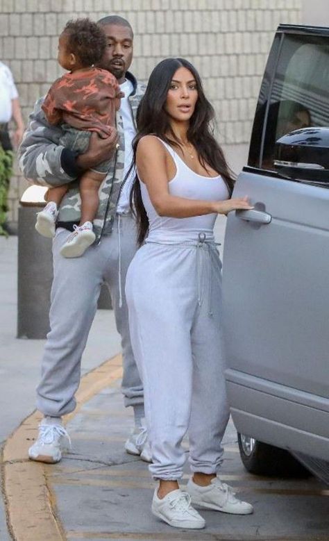 Kardashian Sweatpants Outfit, Estilo Kim Kardashian, Estilo Kardashian, Cute Sweatpants Outfit, Yeezy Outfit, Sweatpants Outfits, Kim Kardashian Outfits, Cute Sweatpants, Robert Kardashian