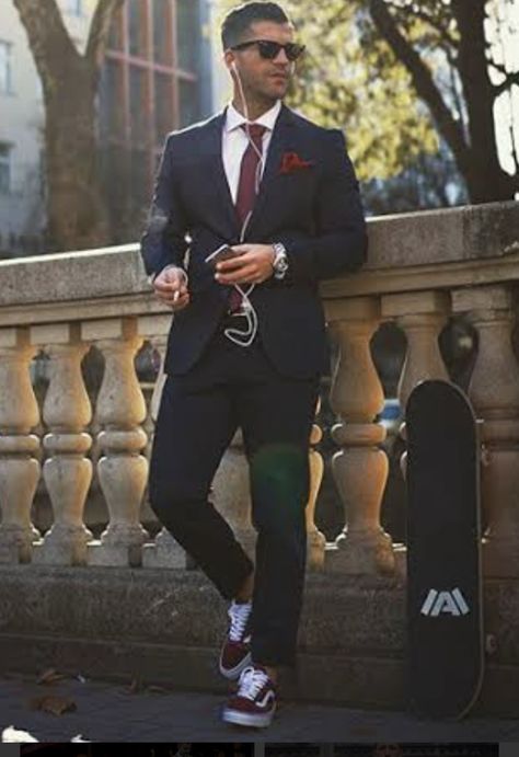 Wedding Suit With Sneakers, Suit With Sneakers Mens, Suits And Sneakers, Black Suit Men, Gala Outfit, Wedding Suits Groom, Look Formal, Black Tux, Wedding 2025