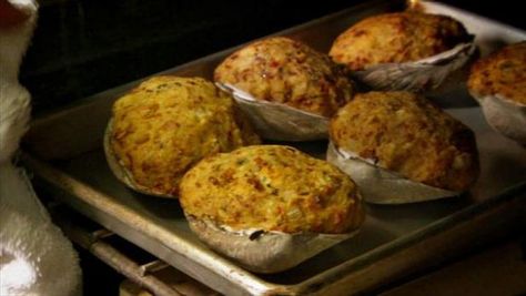 Anthony's Seafood shares the recipe for their Chorizo-Stuffed Quahogs. Portuguese Stuffed Quahogs, Stuffies Recipe, Stuffed Quahogs, Clams Casino, Video Food, Portuguese Cuisine, America Food, Portuguese Food, Clam Recipes