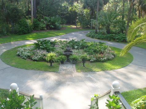 Circle Driveway Landscaping, Cement Pavers, Circle Driveway, Garden Design Layout Landscaping, Driveway Ideas, Driveway Design, Driveway Landscaping, Front Yard Design, Cottage Garden Design