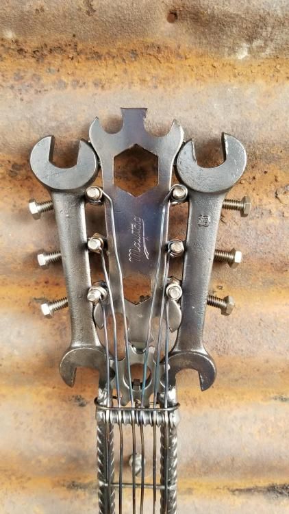 Scrap Metal Guitar Art, Scrap Metal Guitar, Scrap Metal Projects, Metal Sculpture Artists, Guitar Metal, Metal Welding Art, Metal Guitar, Welding Art Projects, Metal Welding