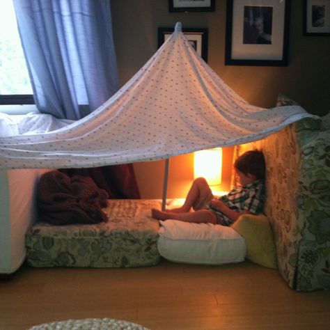 Rainy day fun...looks so cozy! Rainy Day Hangout Ideas, Blanket Tent, Living Room Fort, Indoor Forts, Fort Ideas, Sleepover Room, Blanket Forts, Rainy Day Fun, Blanket Fort