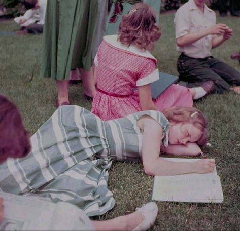 1950s High School, 50s Aesthetic, Alfred Eisenstaedt, Vintage School, Vintage Americana, Foto Vintage, Vintage Life, Vintage Portraits, 1950s Fashion