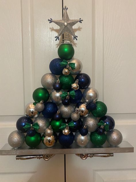 Tree Made Out Of Ornaments, Christmas Ball Tree Diy, Beaded Christmas Decorations, Winter Wreath Diy, Banquet Ideas, Christmas Crafty, Grave Decorations, How To Make Christmas Tree, Ornament Tree