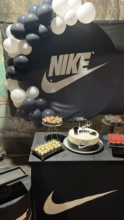 Nike Themed Party Ideas, Boys 15 Birthday Party Ideas, Nike Birthday Party Ideas, Kickback Party, Nike Birthday, Nike Party, Nike Cake, Baby First Birthday Themes, Trunk Party