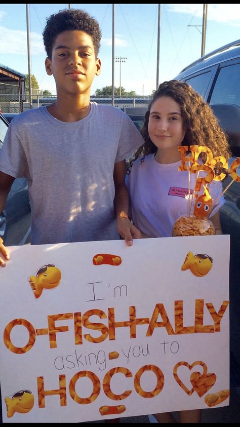 Homecoming proposal “O-fish-ally asking you to hoco” Homecoming Dance Proposal, Creative Prom Proposal Ideas, Sadies Proposal, Cute Hoco Proposals, Homecoming Poster Ideas, Cute Promposals, School Dance Ideas, Prom Posters, Homecoming Signs