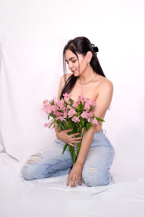 Flower On Chest Photoshoot, Flower Shoot Photoshoot, Self Love Photo Ideas, Studio Photography Poses Women, Flower Birthday Photoshoot, Studio Birthday Photoshoot Ideas, Self Love Photoshoot Ideas, Flower Top Photoshoot, Studio Photoshoot Ideas