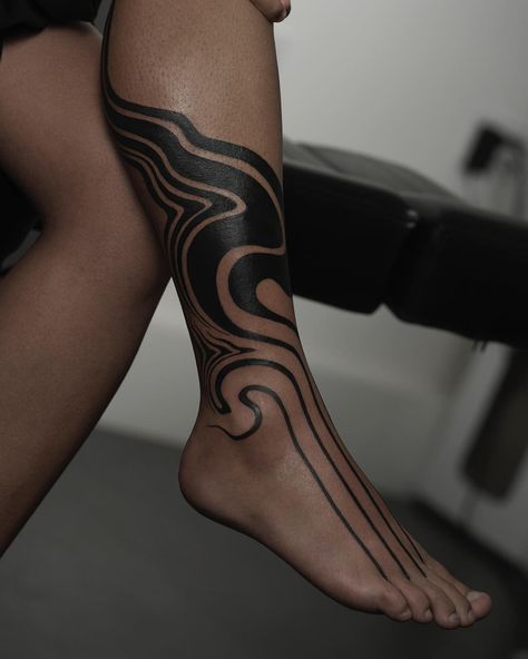 R O X X (@roxx_____) • Instagram photos and videos Cybersigil Tattoo Men, Traditional Body Tattoo, Cool Sleeve Tattoos, Blackwork Sleeve, Borneo Tattoo, Marquesan Tattoos, Tattoo Bracelet, Foot Tattoo, Dope Tattoos