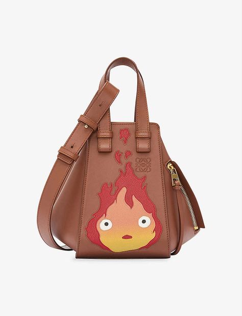 Discover great products at the best prices at Dealmoon. Loewe x Howl's Moving Castle Hammock Calcifer leather top-handle bag. Price:$2465.00 at Selfridges How's Moving Castle, Castle Collection, Hammock Bag, Howl's Moving Castle, Compact Bag, Japanese Film, Woven Tote Bag, Howls Moving Castle, Leather Clutch Bags