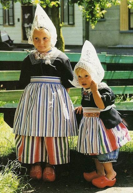 Holland népviselet Netherlands Clothes, Dutch Clothing, Snoopy Dance, Tulip Festival, Folk Clothing, Dutch Girl, Folk Dresses, We Are The World, Wooden Shoes