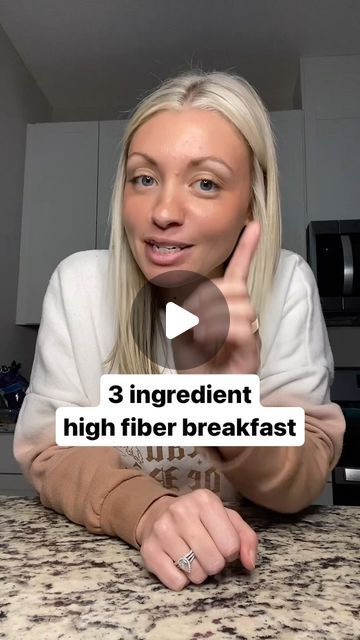 20K views · 1.3K likes | LAURA B. | Teacher turned Health Coach | Podcaster🎙️ on Instagram: "The peanut butter, dark chocolate combo here is giving me LIFE 🙌🏼  Let me give you a little fiber lesson⤵️  There are two types of carbs - simple and complex.   Simple carbs are very easy for your body to digest. They are things like sugar, plain white bread, soda, etc. Because they are easily digested, they don’t keep you full for very long.   Complex carbs have fiber in them. The fiber takes longer to digest therefore, you stay full for longer. This is things like whole grain pasta and bread, potatoes, quinoa, oatmeal, fruit, etc.   If you don’t eat enough fiber, you will be hungry all day long!   So next time you are meal planning, find a way to add fiber to the meal. You can absolutely still Hi Fiber Breakfast, Easy High Protein High Fiber Meals, How To Get 25 Grams Of Fiber A Day, High Fiber Diet Recipes, Low Carb High Fiber Foods, High Protein Fiber Meals, What I Eat In A Day Healthy, Erin Girouard, High Protein High Fiber Meals