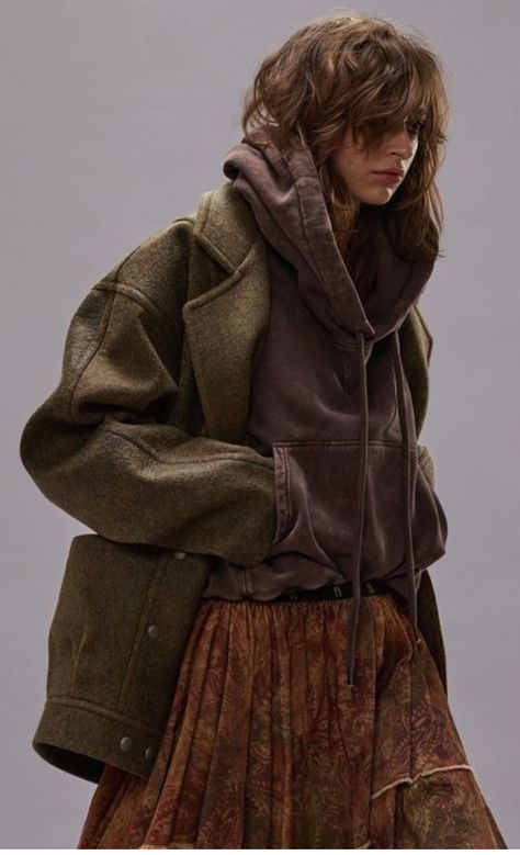 People Reference Poses, Essential Handbags, Oversized Hoodie Outfit, Big Hoodie, Big Hoodies, Modern Streetwear, Brown Hoodie, Oversize Knit, Hoodie Outfit