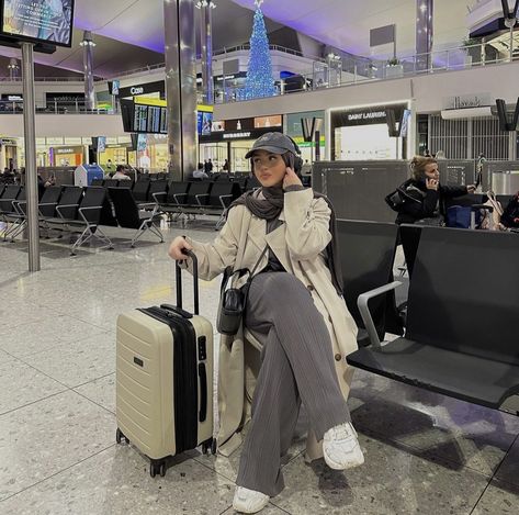 Airport Outfit Hijab Fashion Styles, Hijab Airport Look, Airport Outfit Winter Hijab, Airport Hijab Style, Modest Airport Look, Hijabi Travel Aesthetic, Hijab Travel Outfits Airport, Airport Modest Outfit, Travel Outfit Modest