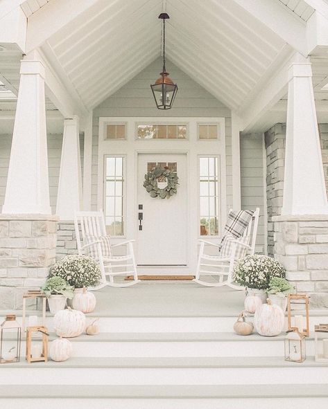 Front Porch Remodel, Farmhouse Exterior Design, Porch Remodel, Farmhouse Architecture, Farmhouse Entryway, Farmhouse Front Porches, Spring Decorating, Villa Plan, Farmhouse Porch